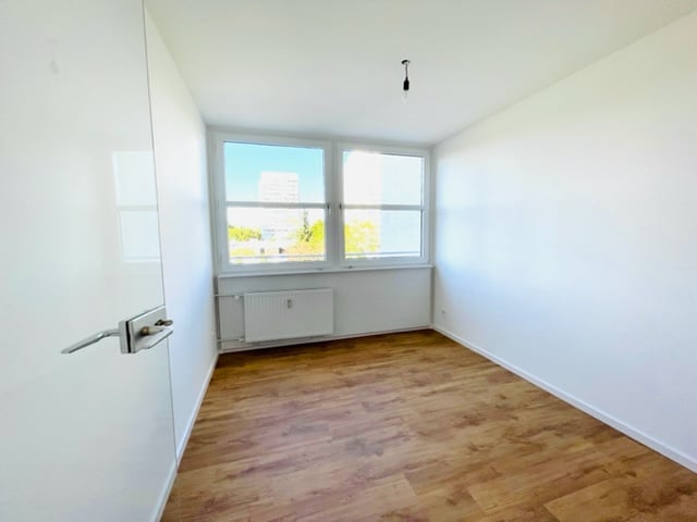 4,5 Zimmer-Wohnung neu renoviert im Arabellapark - 4.OG. - top Ausstattung - Bezugsfrei - ZIMMER 2