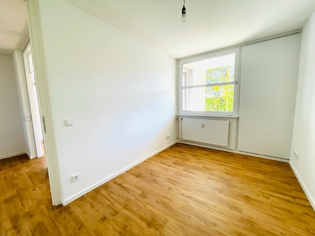 4,5 Zimmer-Wohnung neu renoviert im Arabellapark - 4.OG. - top Ausstattung - Bezugsfrei - ZIMMER 1