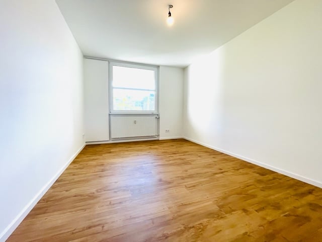 4,5 Zimmer-Wohnung neu renoviert im Arabellapark - 4.OG. - top Ausstattung - Bezugsfrei - ZIMMER 3