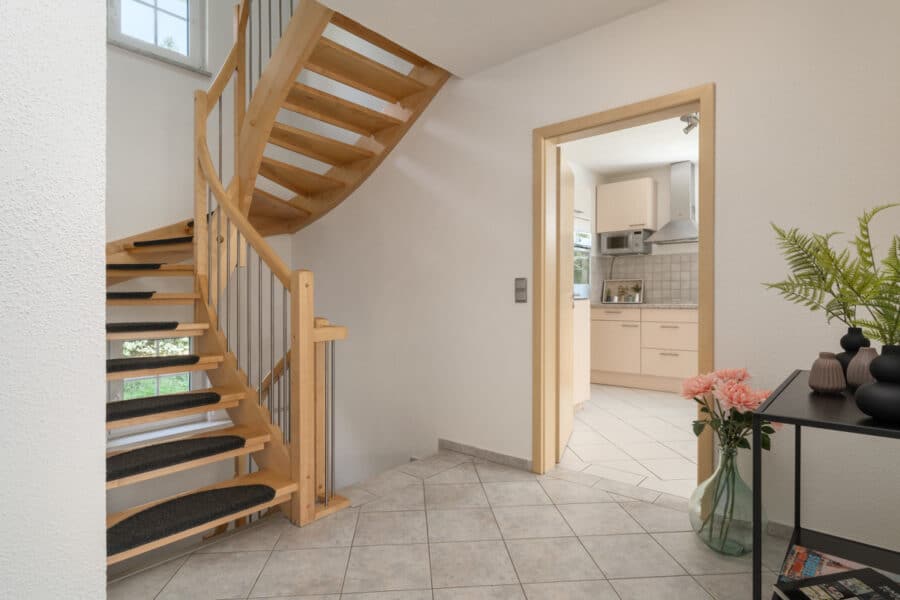 Liebe auf den ersten Blick - Großes Einfamilienhaus in idyllischer und ruhiger Lage - Flur und Treppenbereich