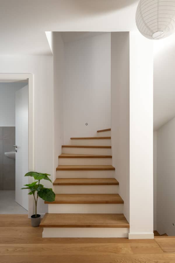 Neubau: Bezugsfertiges exklusives Stadthaus mit anspruchsvoller Ausstattung - Treppe