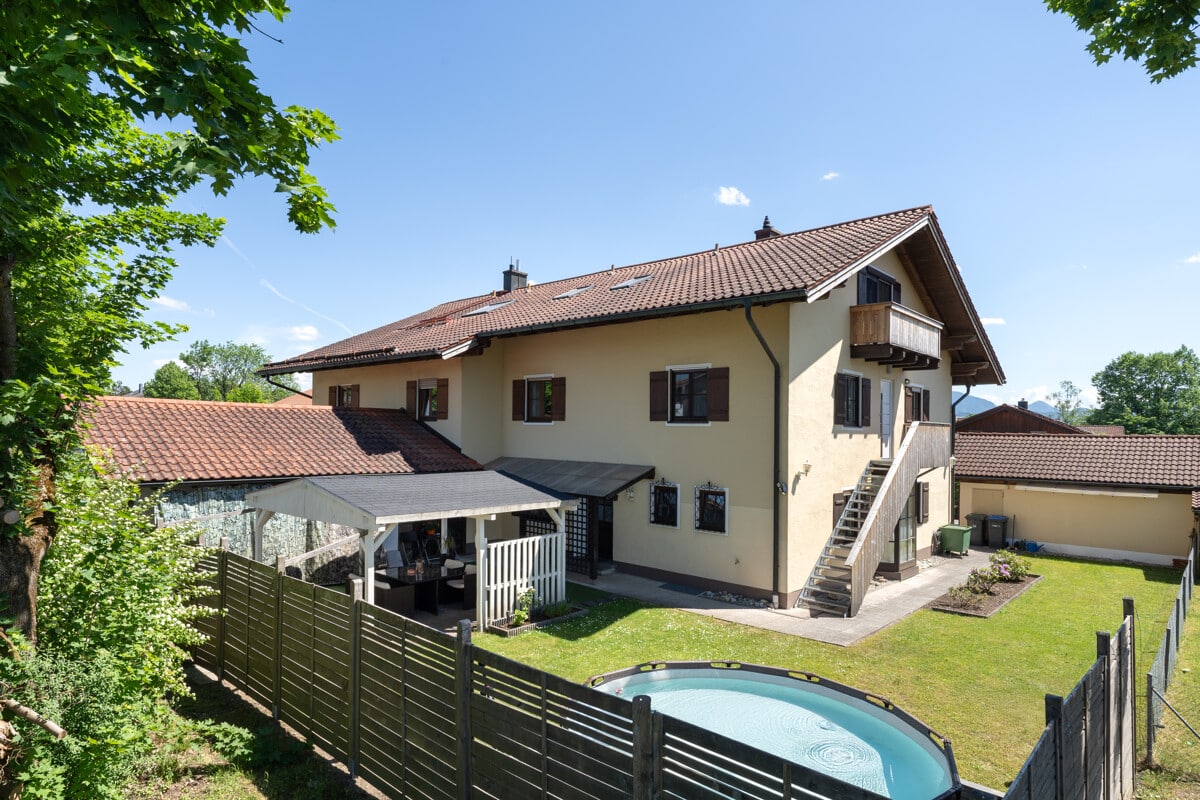 Nahe Simsee: Flexible Doppelhaushälfte mit Einliegerwohnung und Bergblick