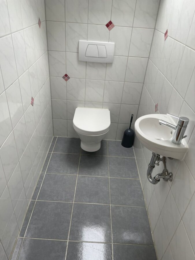 ***NEU*** Preiswertes & großes Ein- oder Zweifamilienhaus sucht neuen Besitzer in ruhiger Umgebung - Toilette DG
