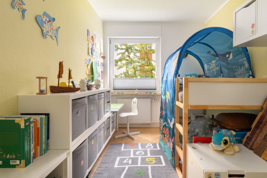 Ruhige, lichtdurchflutete und zentral gelegene 4-Zimmer Wohnung im Grünen – frisch renoviert - Kinderzimmer