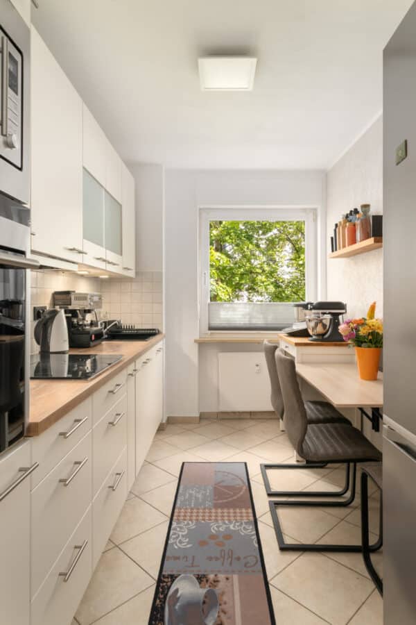 Ruhige, lichtdurchflutete und zentral gelegene 4-Zimmer Wohnung im Grünen – frisch renoviert - Küche