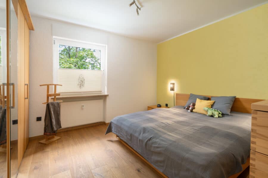 Ruhige, lichtdurchflutete und zentral gelegene 4-Zimmer Wohnung im Grünen – frisch renoviert - Schlafzimmer