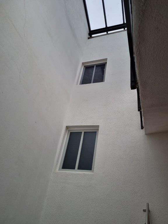 Juwel in der Wasserburger Altstadt! Ruhige 2-Zimmer-Wohnung mit Blick über die Dächer von Wasserburg - Treppenhaus mit Glasdach