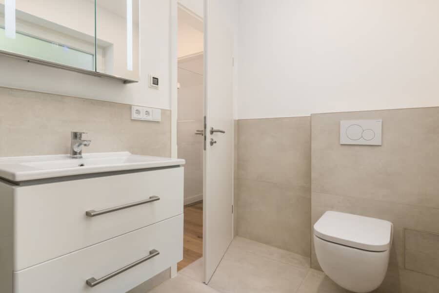 NEU!! Sanierte, luxuriöse 2- Zimmerwohnung in schöner ruhiger Lage mit großem Süd - Balkon - Schönes und hochwertig eingerichtetes Badezimmer
