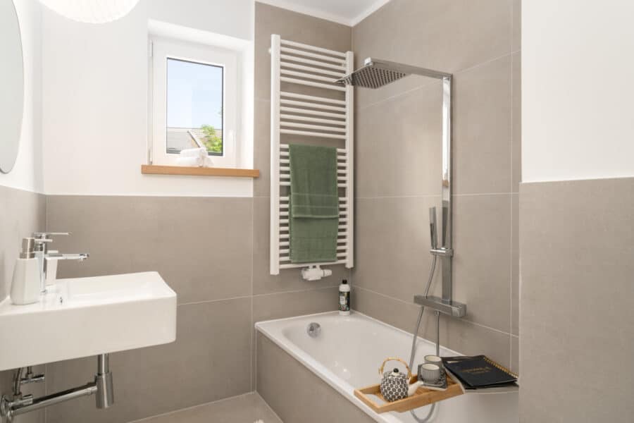 Energetisch renovierte 3-Zimmer Wohnung mit Süd-Balkon in Murnau am Staffelsee - Badezimmer mit Dusche